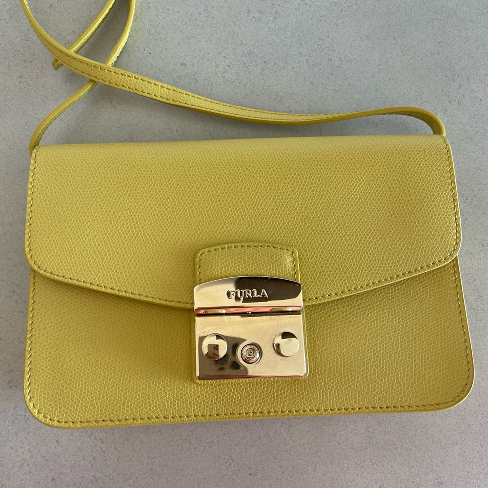 Furla Metropolis Crossbody Senape 
Mustard color